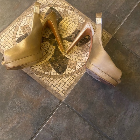 Gold shoe - Picture 3 of 10